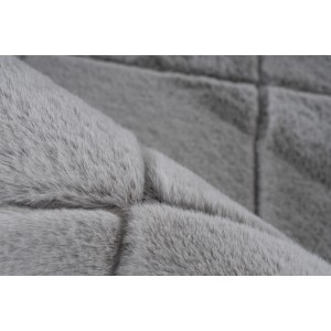 Detailansicht: Silberner Lalee Teppich Impulse (80x150 cm) mit gestepptem Muster und Kaninchenfell-Haptik.