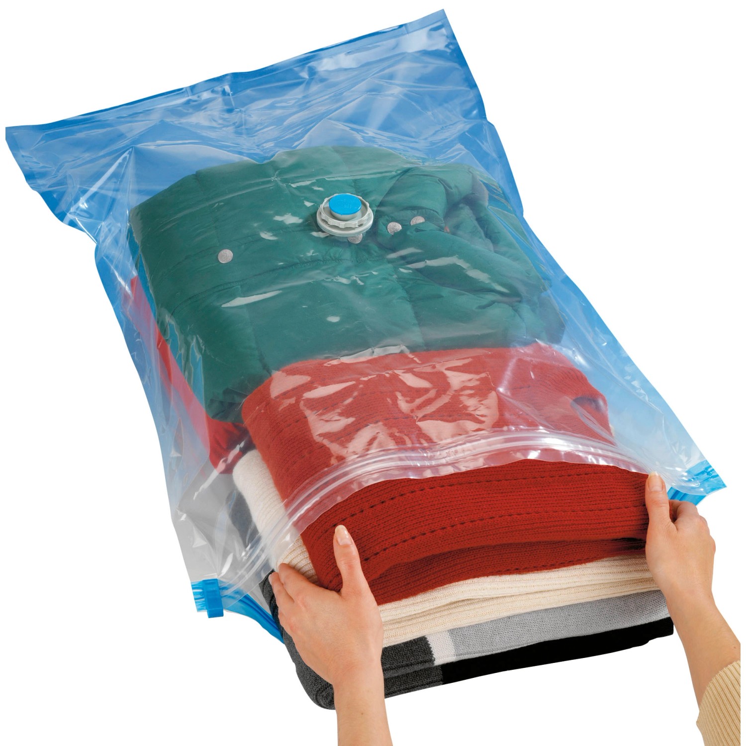 Wenko Vakuum Aufbewahrungssystem 2er-Set (90x56cm) mit Kleidung in durchsichtigem Beutel.