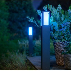 Philips Hue Impress LED-Wegeleuchte, schwarze Außenleuchte mit blauem Licht im Garten.