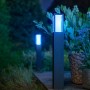Philips Hue Impress LED-Wegeleuchte, schwarze Außenleuchte mit blauem Licht im Garten.