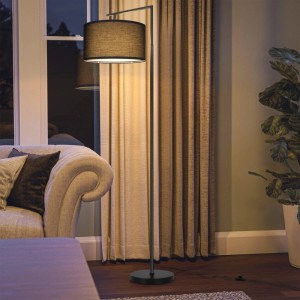 Schwarze moderne Stehlampe mit Stoffschirm und E27-Fassung. Perfekt für Wohnzimmer und Schlafzimmer.