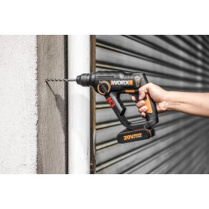 Worx Akku-Bohrhammer WX390.1 Solo beim Bohren in eine Wand.