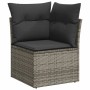 Graues vidaXL Garten-Ecksofa aus Rattan mit dunklen Kissen. Teil einer Sofagarnitur.