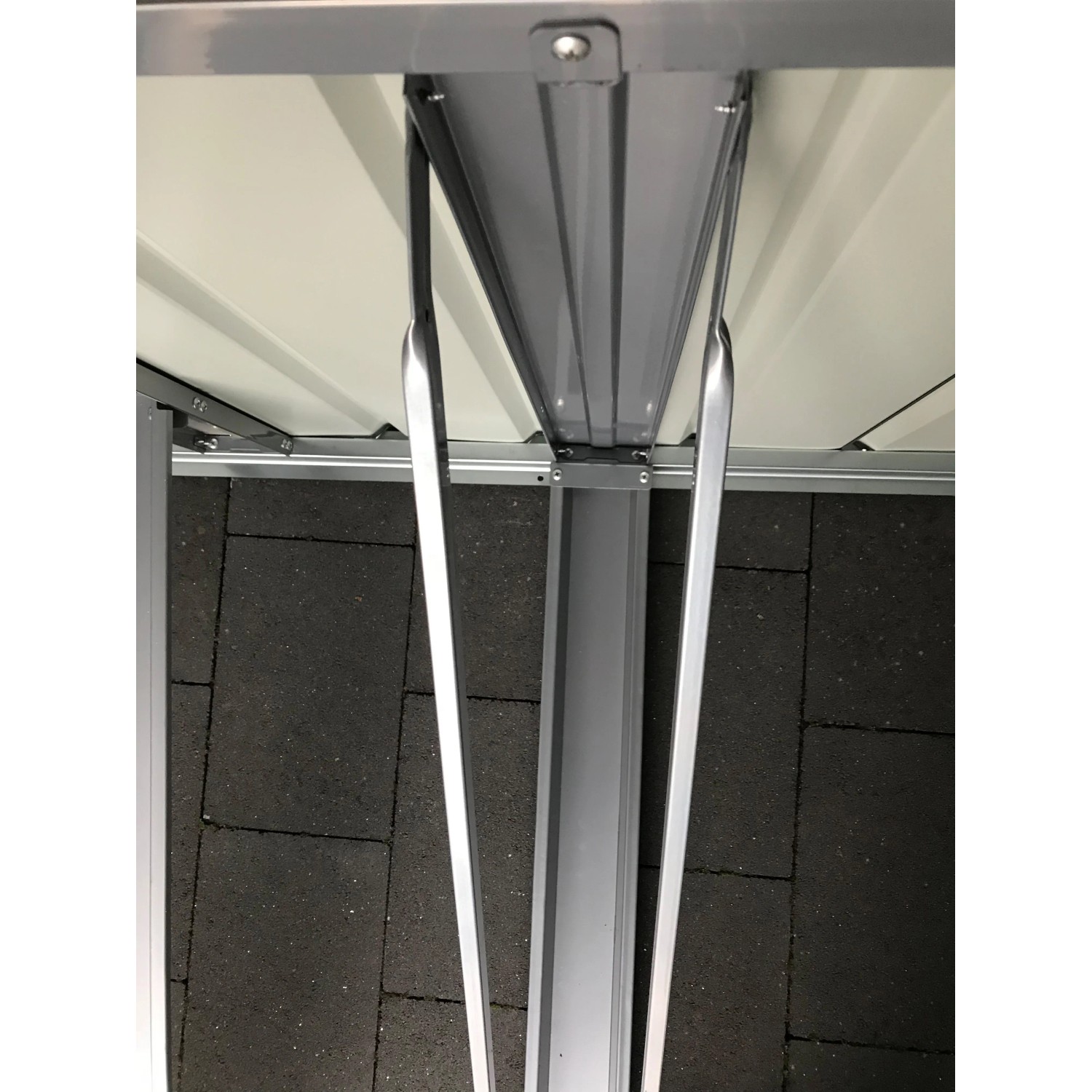 Detailaufnahme der Fahrradbox Family in Anthrazit mit Fahrradhaltern.