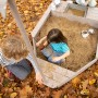 Kinder spielen im roba Sandkasten in Boot-Form mit Himmel im Design Little Stars.