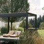 Biohort Terrassenüberdachung mit elektrischem Sonnenschutzrollo in Weiß, 4 m breit.
