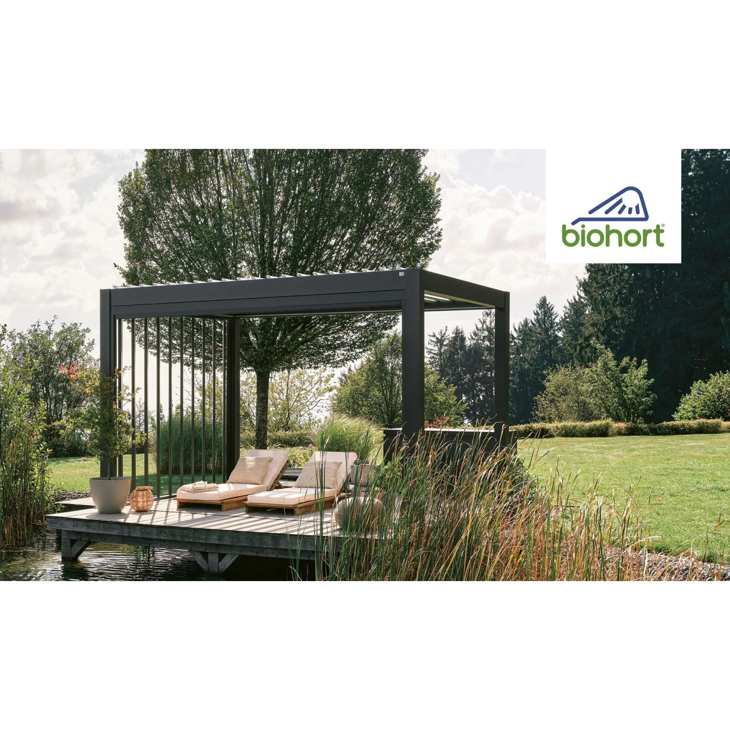 Biohort Terrassenüberdachung mit elektrischem Sonnenschutzrollo in Weiß, 4 m breit.