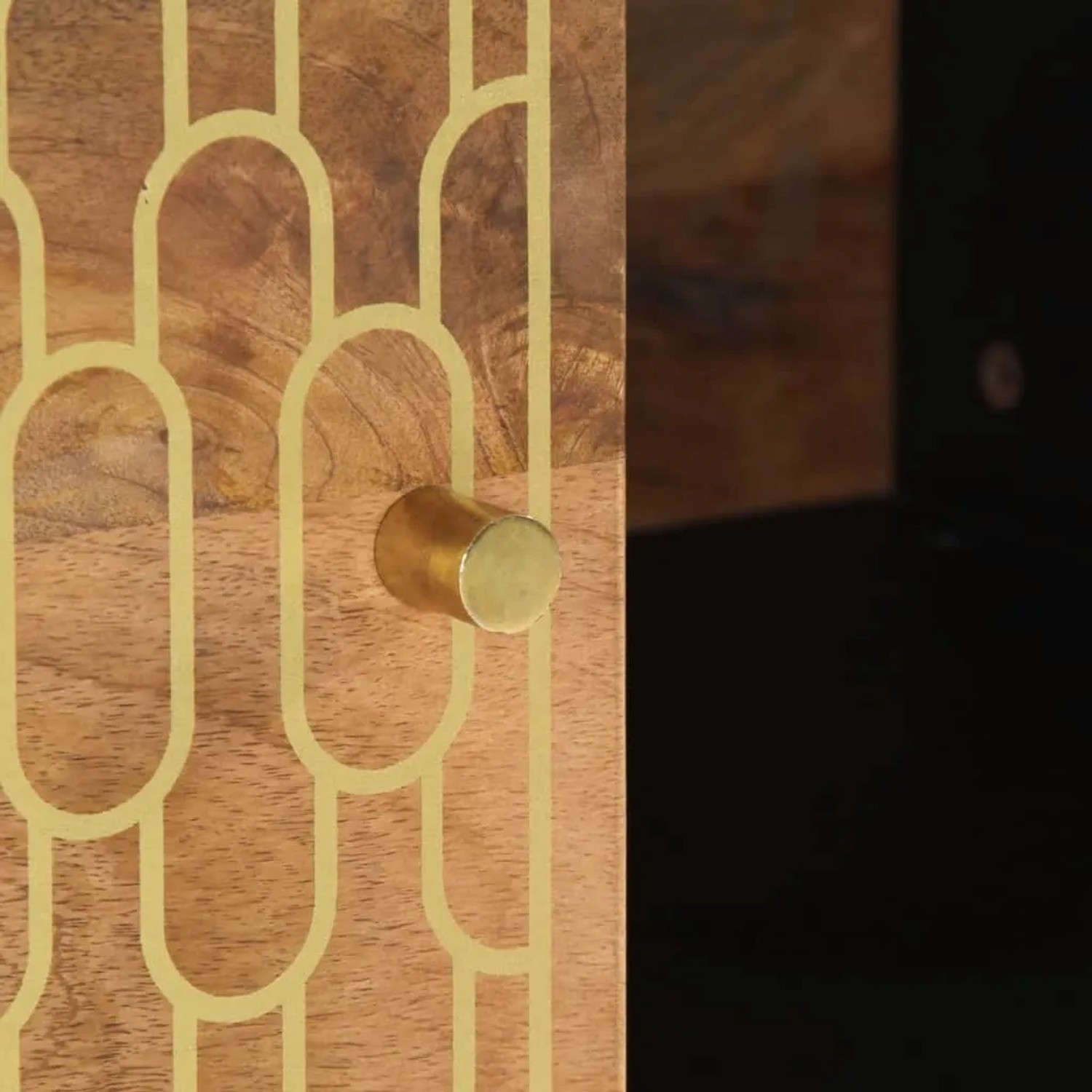 Detailansicht: Couchtisch aus Mango-Massivholz mit goldfarbenem Muster und Griff.