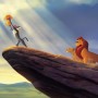 Komar Vlies Fototapete: Der König der Löwen, Rafiki präsentiert Simba auf dem Königsfelsen.