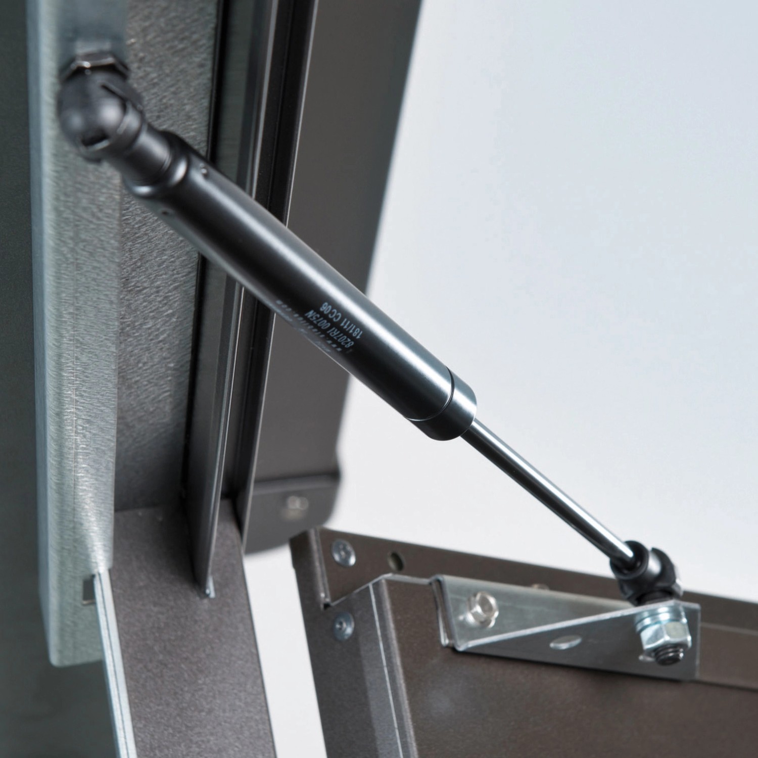 Detailaufnahme Gasdruckfeder der Tür vom Biohort Gerätehaus HighLine.