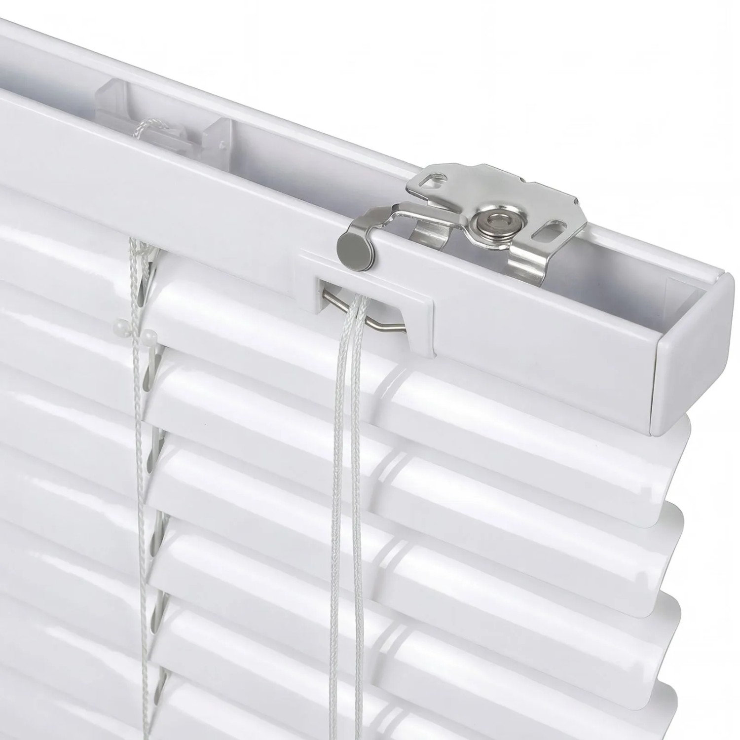 Detailaufnahme einer weißen Sekey Aluminium Jalousie mit Lamellen und Bedienelementen.