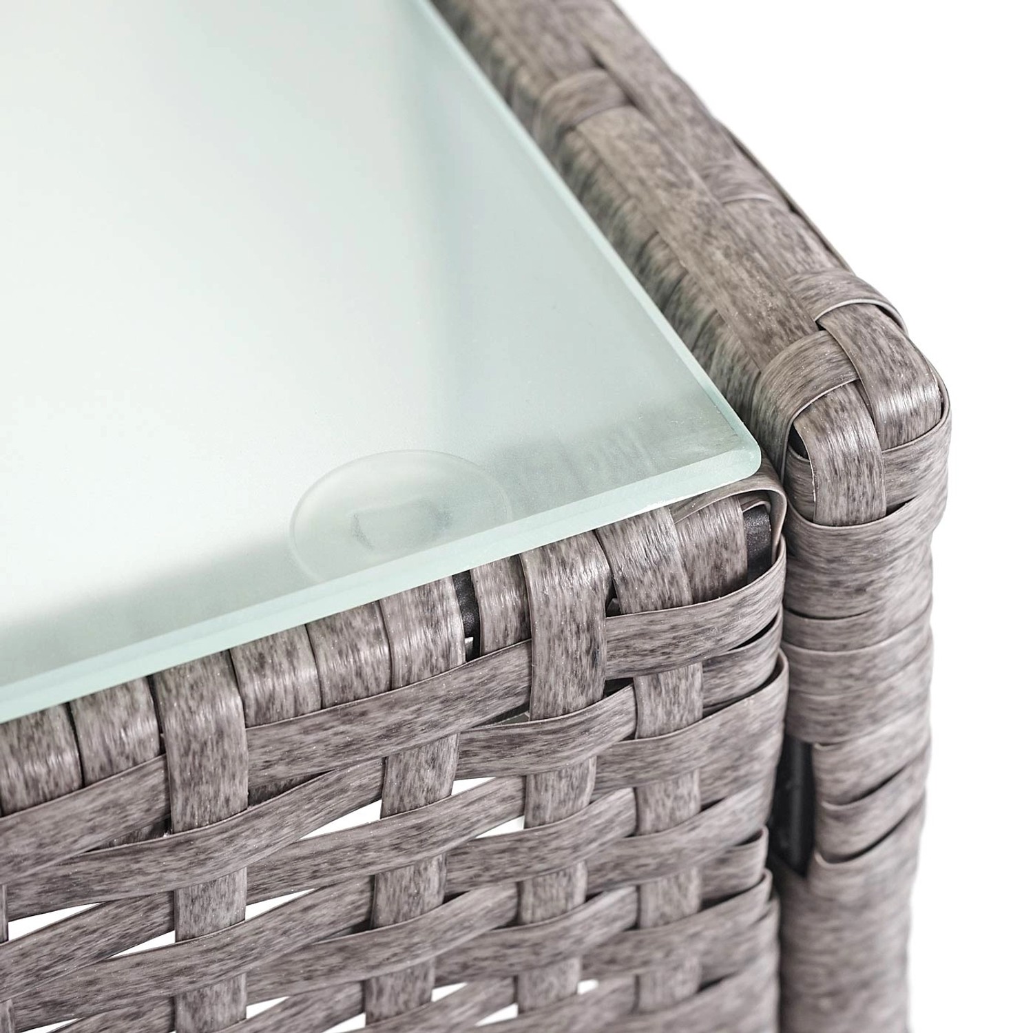 Detailansicht: Grauer Poly-Rattan Gartentisch Hamar mit Glasplatte.