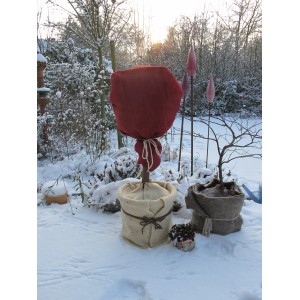 Videx Garden Jutesack, rot, 110x60 cm, als Winterschutz für Pflanzen im verschneiten Garten.