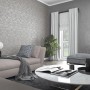 Wohnraum mit grauer Marburg Vliestapete City Glam Ornamental mit Ornamenten.