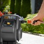 Gardena Haus- und Gartenautomat 3500/4 mit Schlauchanschluss im Garten.