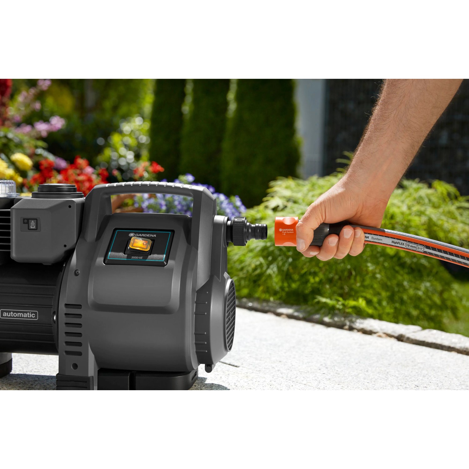 Gardena Haus- und Gartenautomat 3500/4 mit Schlauchanschluss im Garten.
