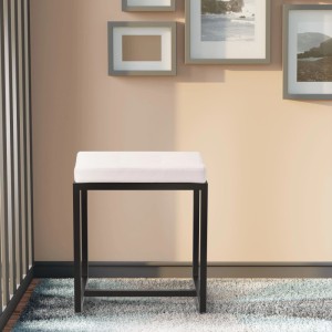 Weißer CLP Sitzhocker Barci aus Kunstleder mit schwarzem Metallgestell in modernem Raum.