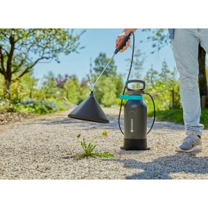 Gardena Sprühkegel im Einsatz mit Sprühgerät für präzises Besprühen von Pflanzen.