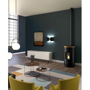 Freepoint Pelletofen Chrome 7 kW in modernem Wohnraum mit brennenden Flammen.