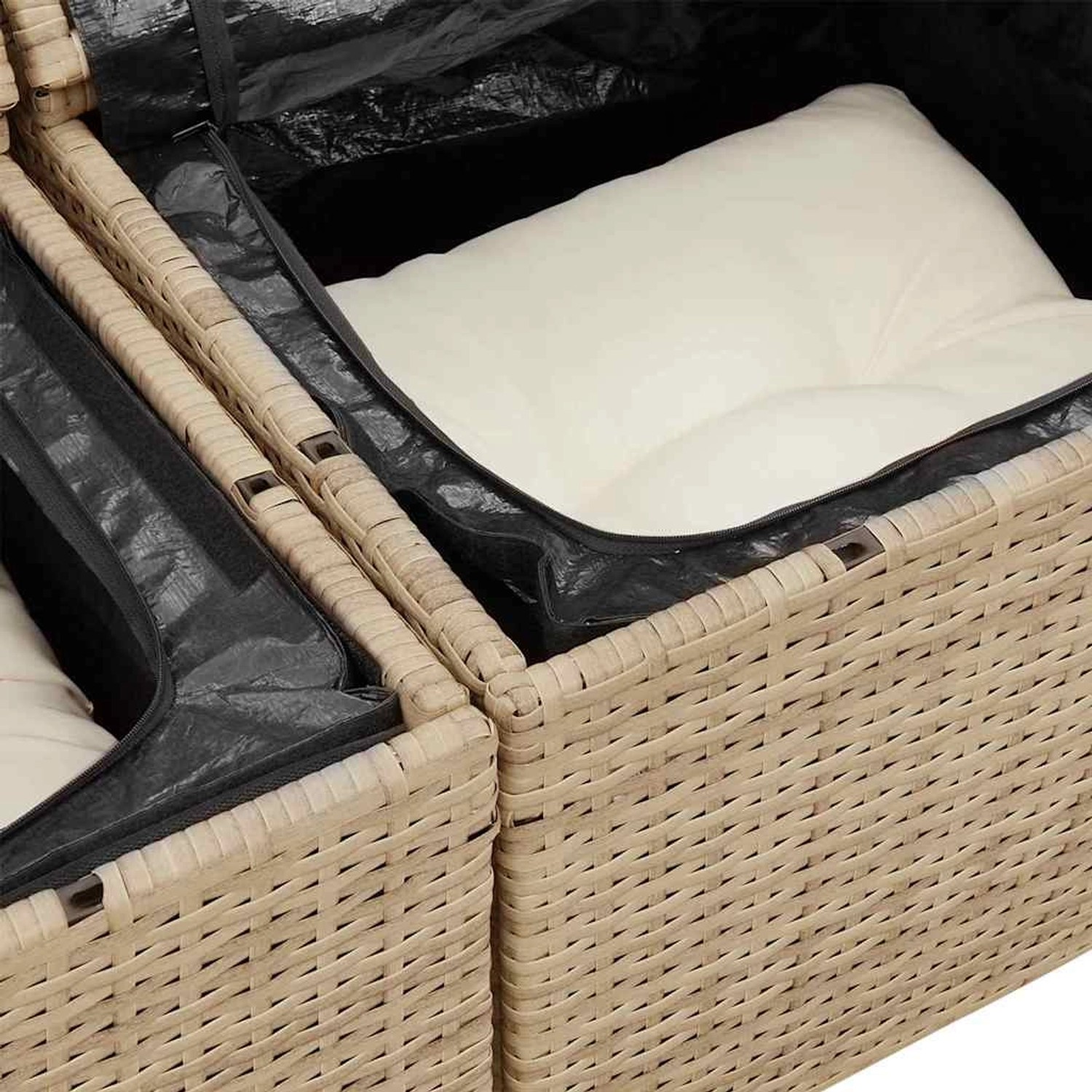 Detailansicht: Beige Poly Rattan Gartenmöbel Set mit Stauraum für Kissen.