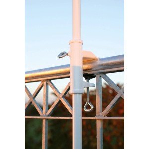 Weißer Videx Garden Sonnenschirmhalter Typ H für Balkongeländer bis 35 mm Ø.