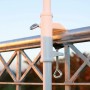 Weißer Videx Garden Sonnenschirmhalter Typ H für Balkongeländer bis 35 mm Ø.