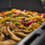 Weber Gasgrill E-410: Gegrilltes Gemüse und Fleisch auf dem Grillrost.