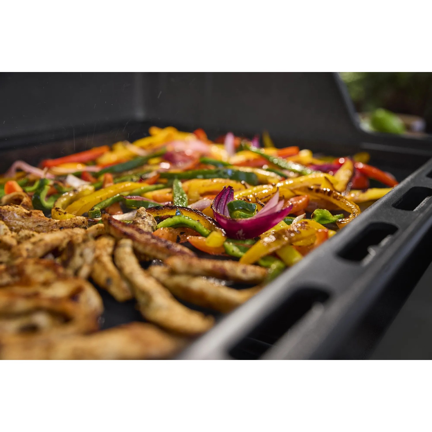 Weber Gasgrill E-410: Gegrilltes Gemüse und Fleisch auf dem Grillrost.