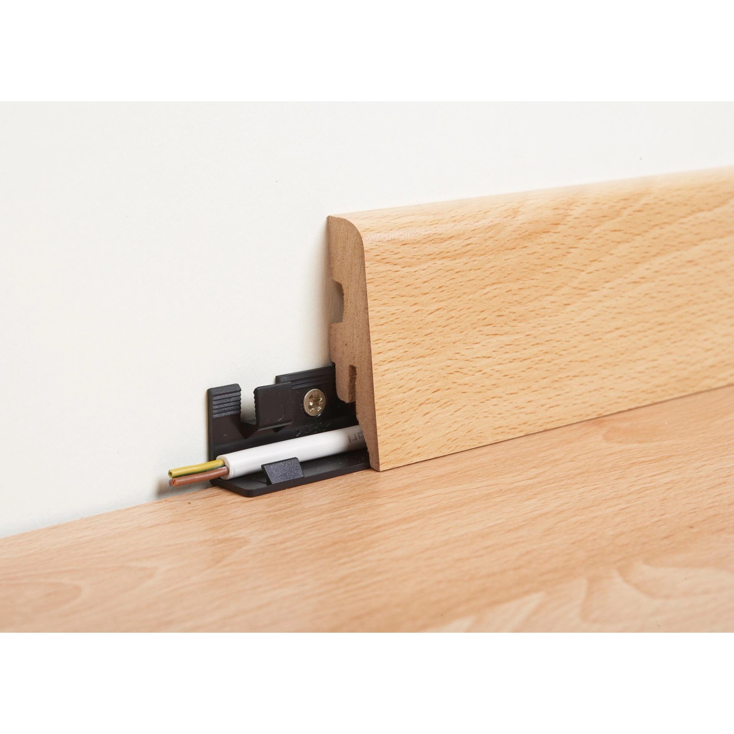 OBI Sockelleiste Buche, 60x20 mm, mit Clip-Befestigung und Kabelführung.