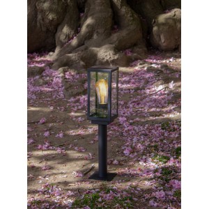 Schwarze Eco-Light Wegeleuchte Karo mit Holzoptik im Garten.