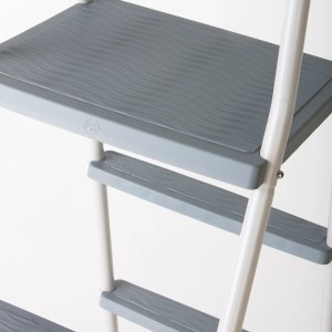 Gre Poolleiter, 2x3 Stufen, Polypropylen, für Stahlwandbecken. Detailansicht der grauen Stufen und des weißen Rahmens.