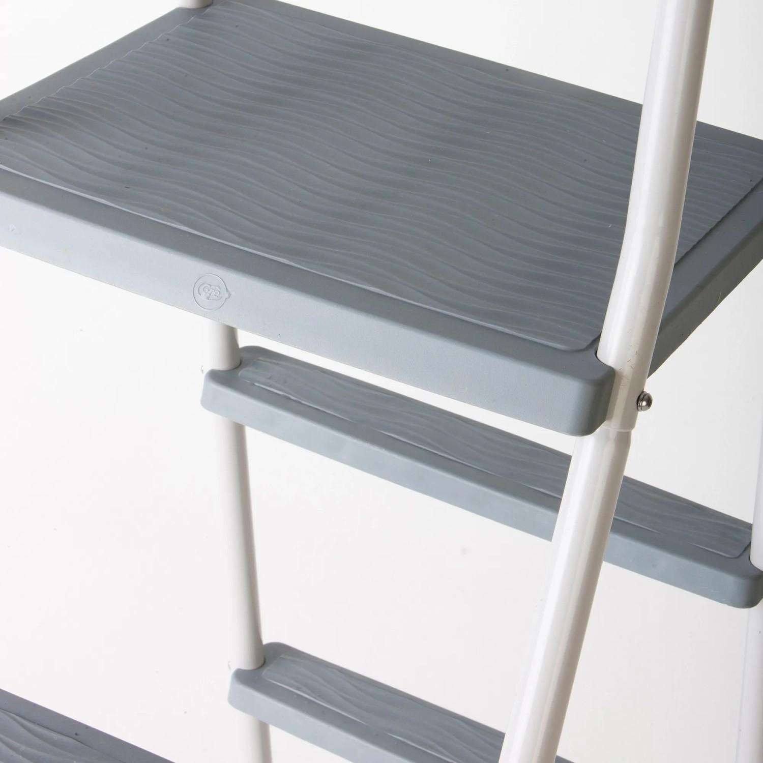 Gre Poolleiter, 2x3 Stufen, Polypropylen, für Stahlwandbecken. Detailansicht der grauen Stufen und des weißen Rahmens.