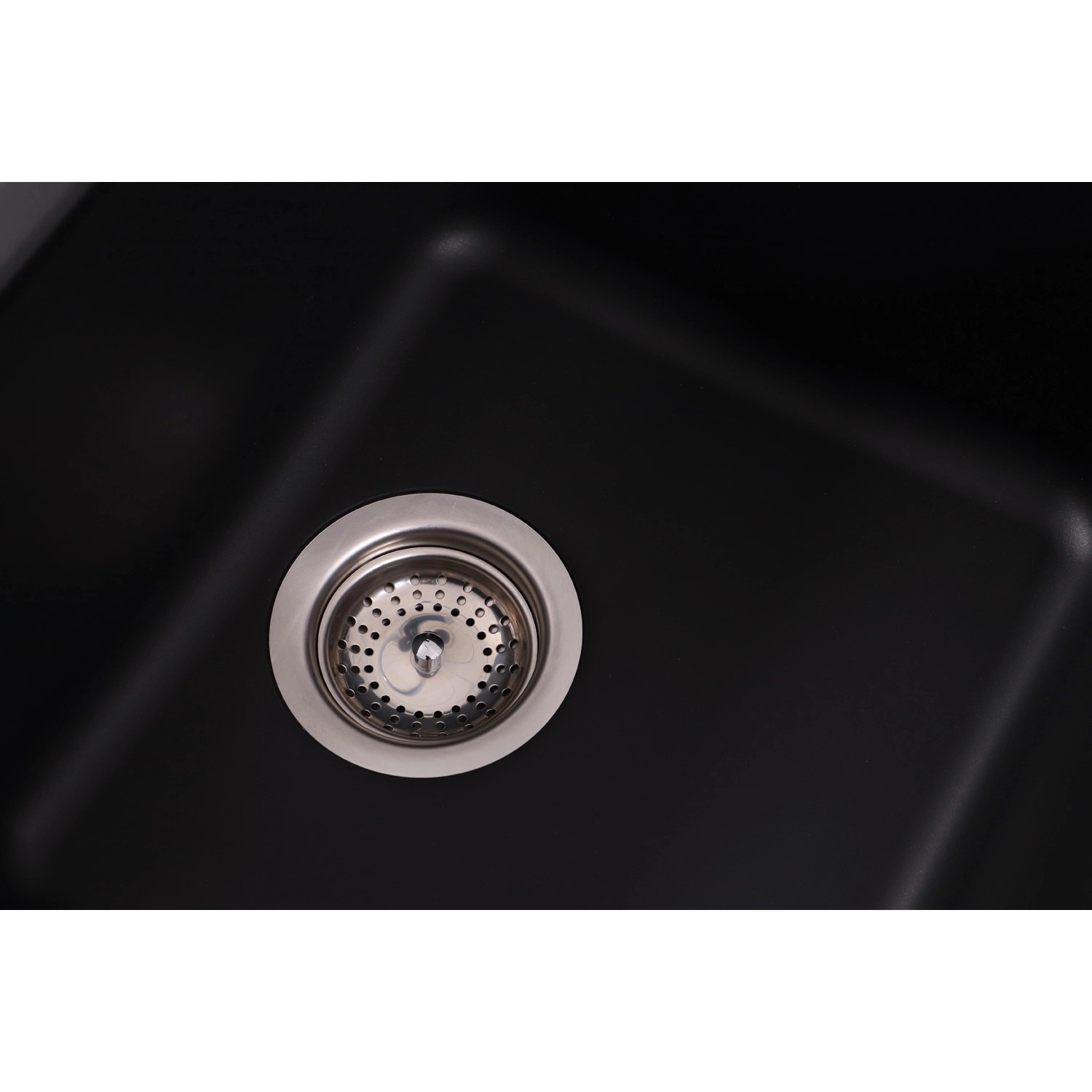 Detailaufnahme: Schwarze Respekta Granitspüle Atlanta mit Siebkorb.