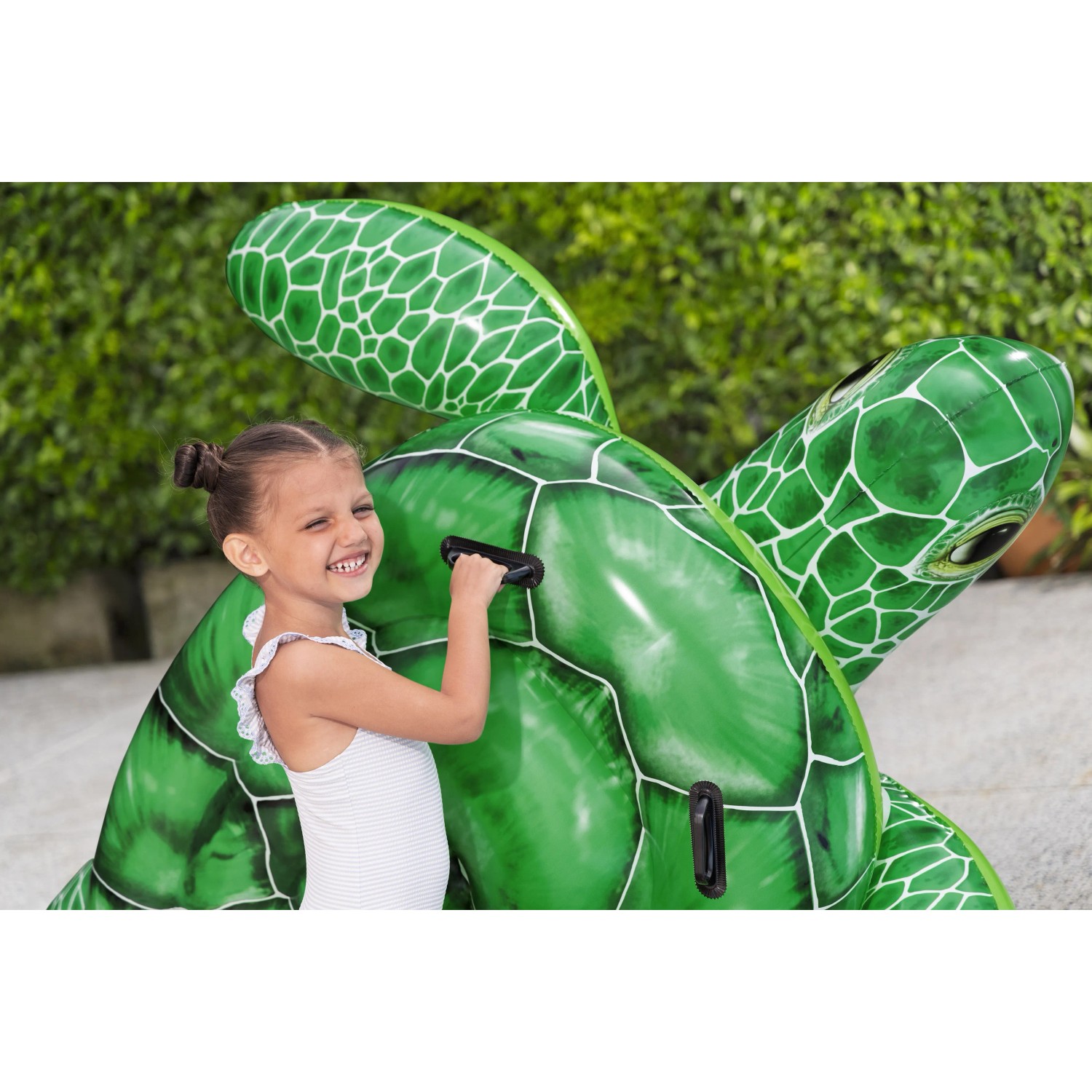 Bestway Schwimmtier Tidal Turtle mit Kind. Aufblasbare, grüne Wasserschildkröte mit Haltegriffen.