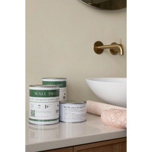 Drei Dosen Wallpro Waterproof System Primer Transparent 1 kg vor Waschbecken und Rolle Tapete.