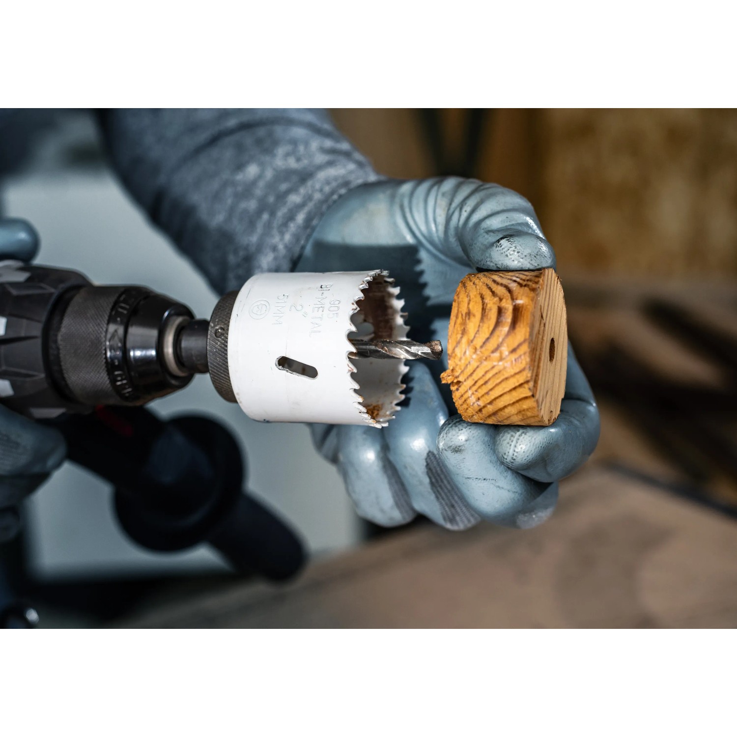 Bosch Lochsäge 73mm im Einsatz: Bohren eines Lochs in ein Holzstück. Ideal für präzise Schnitte in Holz, Metall und Kunststoff.