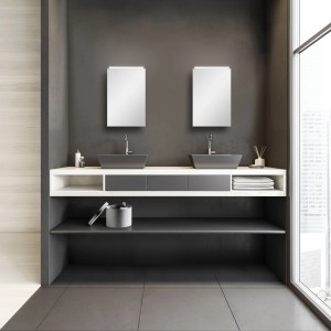 Badezimmer mit zwei DSK Spiegelschränken Aluminio Vegas in Alufarben, je 40 cm breit.