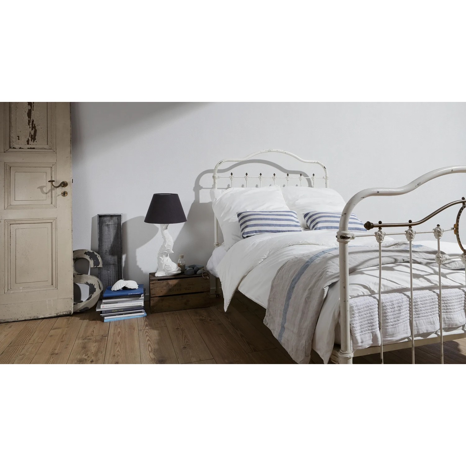 Schlafzimmer mit weißer A.S. Creation Vliestapete OK 6 Uni Weiß FSC® an der Wand.