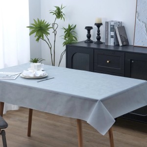 Weiße Vlies-Tischdeckenrolle, 118 cm x 25 m, auf einem gedeckten Tisch. Perfekt für flexible Tischdekoration.