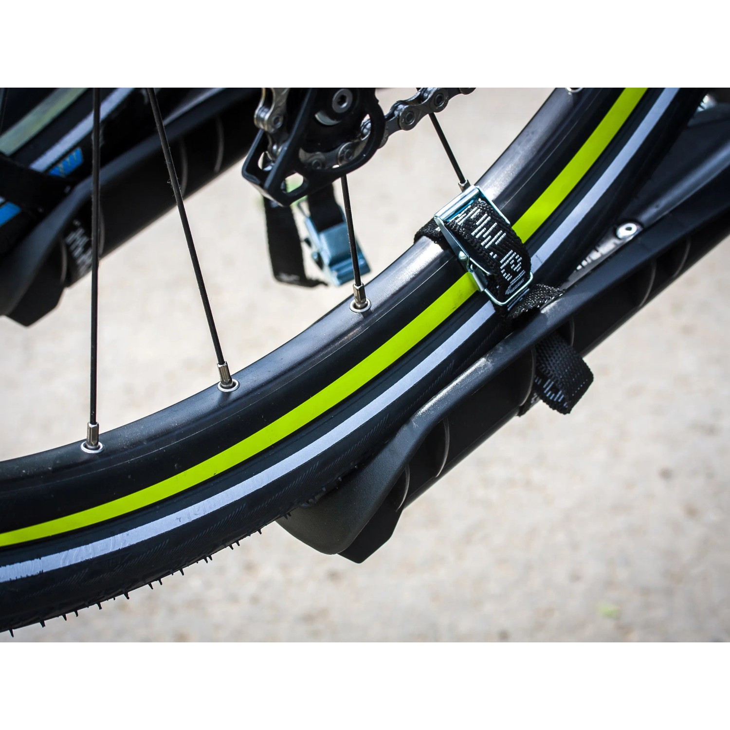 Detailaufnahme: Fahrrad auf Eufab Kupplungsträger Falcon. Sicherer Transport von Fahrrädern.