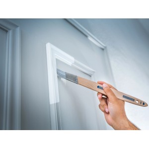 LUX Schrägpinsel 25 mm im Einsatz für präzise Farbkanten an Türrahmen.