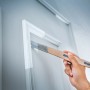 LUX Schrägpinsel 25 mm im Einsatz für präzise Farbkanten an Türrahmen.
