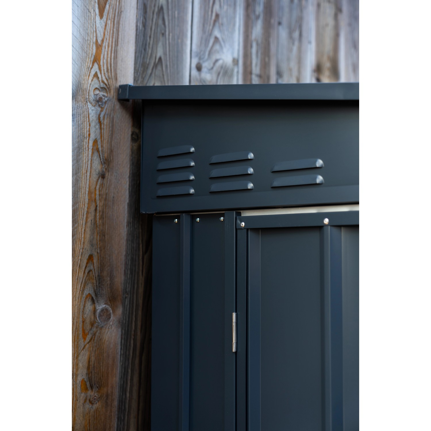 Detailansicht des anthrazitfarbenen Globel Lean-To Anlehngerätehauses aus Metall mit Lüftungsschlitzen.