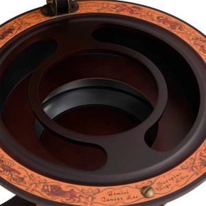 Detailaufnahme Globus-Bar aus Eukalyptusholz mit Innenleben und astrologischen Verzierungen.