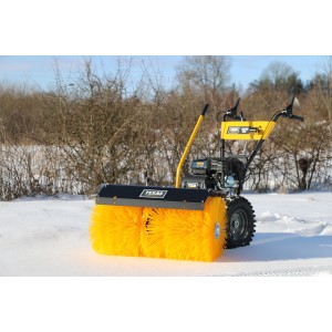 Texas Combi 800 TG Geräteträger Kehrmaschine mit gelber Bürste im Schnee.