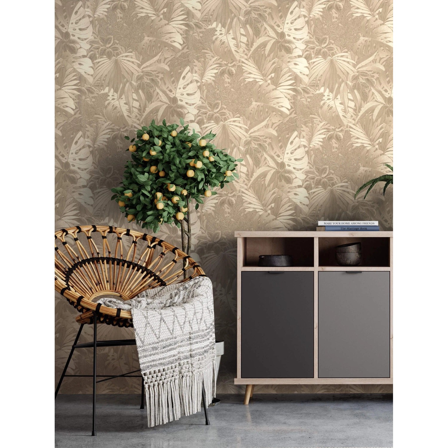Newroom Vliestapete Okapi, goldfarbenes Dschungel-Motiv mit Glanz, für tropische Raumgestaltung.