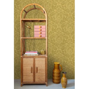 ESTAhome Vliestapete mit ockergelben Ornamenten. Matte, strukturierte Oberfläche an einer Wand mit Bambusregal.