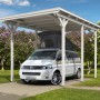 Weißer Skan Holz Carport Emsland Caravan mit Camper im Garten.
