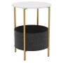 Runder Beistelltisch/Nachttisch mit weißer Platte, goldenen Metallbeinen und grauem Filzkorb. Modernes Design.