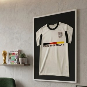 Weißer Trikotrahmen aus Echtholz (70x100 cm) mit Deutschland Trikot, Teil der OBI Vitrinen-Kategorie.